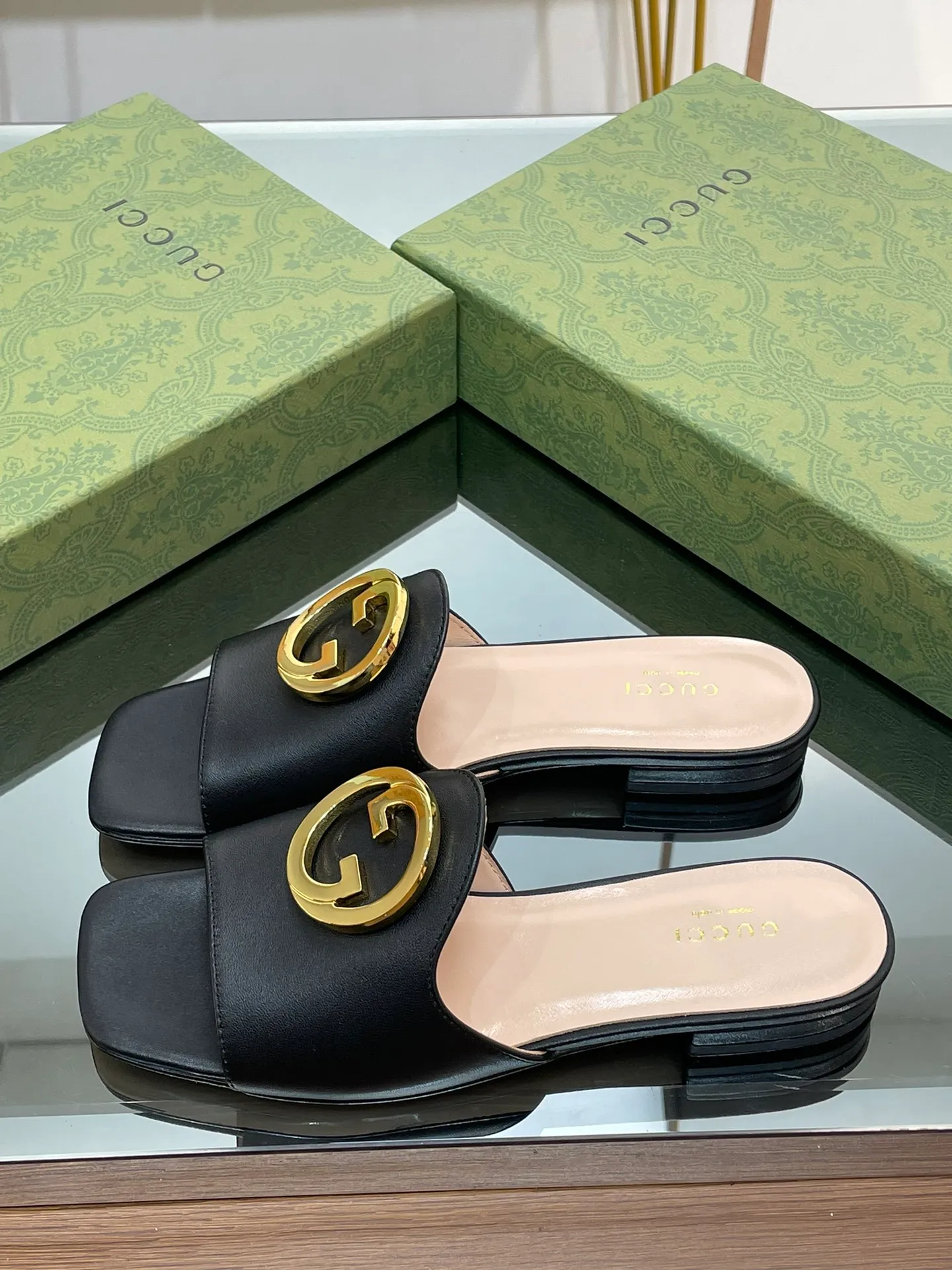 👟👟Ex-factory price 440👟👟 GuCCl high-end boutique 2024 new flat-heeled round interlocking double GG slippers, authentic original quality! Every detail has been carefully crafted and can be compared with ZG, no second quality!  Fabric: Original customized imported grain leather Hardware: Dongguan Dachang mold-opening hardware round interlocking double G buckle Lining/foot pads: High-end customized sheepskin lining Heel height: 1.0CM Outsole: Italian genuine leather sole Size: 35-41 (40 41 customized, non-returnable) Original high-end packaging!  The GucCi Blondie series made its debut in Los Angeles during the "Gucci March of Love" series of fashion shows, showing its outstanding charm on the star-studded Hollywood Walk of Fame. The new series echoes the style shown in the recent series, blending retro aesthetics and modern fashion to integrate different eras! The monogram pattern of the brand founder originates from the archive design of the 1970s, vividly interpreting this mid-heeled shoe💋👏 ●Circular interlocking double G details. High ●Italian creation Green full set of high-end original packaging